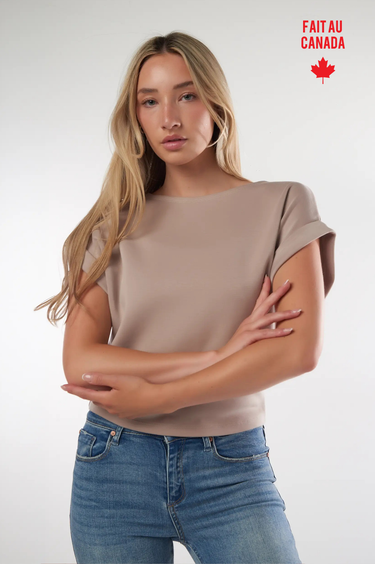 Magasinez le haut ample à manches courtes de la nouvelle collection de la Boutique Colori - Shop the oversized short-sleeved top from new collection from Boutique Colori