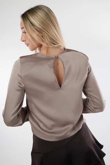 Magasinez le haut satiné à manches longues de la nouvelle collection de la Boutique Colori - Shop the satin-finish long-sleeve top from new collection from Boutique Colori