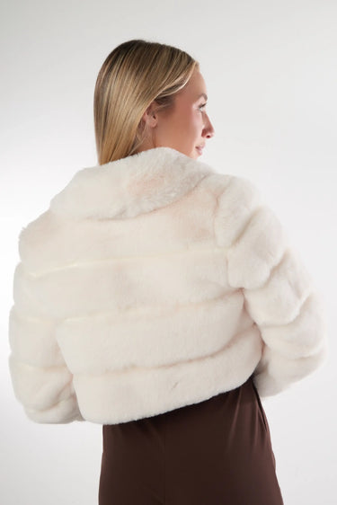 Magasinez la veste courte en fausse fourrure de la nouvelle collection de la Boutique Colori - Shop the faux fur jacket from new collection from Boutique Colori