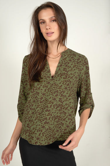 Magasinez la blouse à imprimé animal de Colori - Shop the animal print blouse from Colori