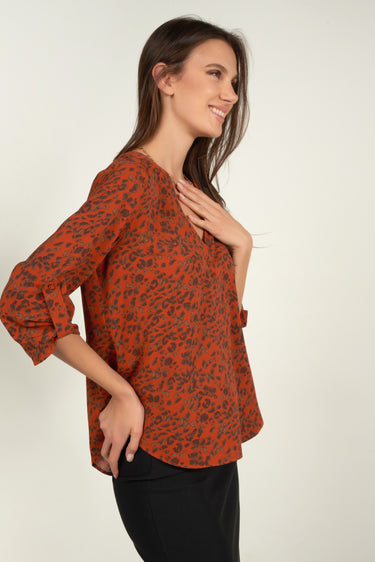 Magasinez la blouse à imprimé animal de Colori - Shop the animal print blouse from Colori