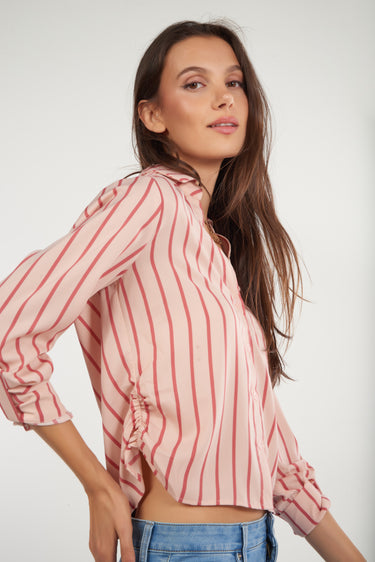 Magasinez la blouse courte rayée de Colori - Shop the short striped blouse from Colori