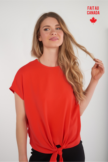 Magasinez le haut à nouer à l'avant de Colori - Shop the tie-front top from Colori