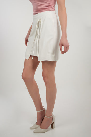 Magasinez la jupe courte portefeuille de Colori - Shop the short wrap skirt from Colori