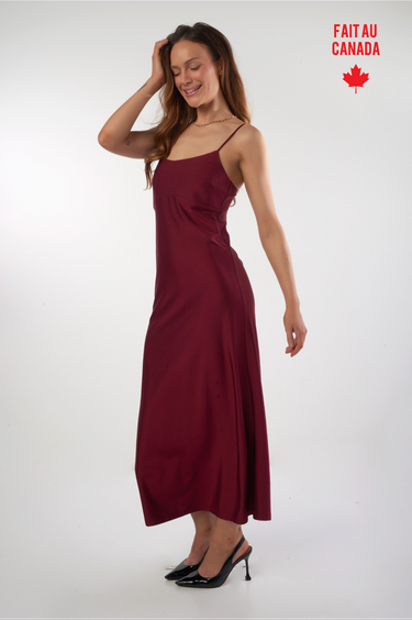 Magasinez la robe maxi brillante de Colori - Shop the shiny maxi dress from Colori