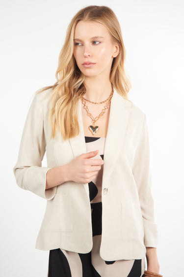 Magasinez le veston à manches trois-quarts de Colori - Shop the three-quarter sleeve blazer from Colori