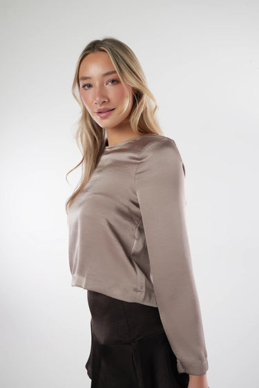 Magasinez le haut satiné à manches longues de la nouvelle collection de la Boutique Colori - Shop the satin-finish long-sleeve top from new collection from Boutique Colori