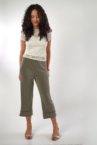 Magasinez le haut en dentelle à manches courtes de la nouvelle collection de la Boutique Colori - Shop the short-sleeved lace top from new collection from Boutique Colori