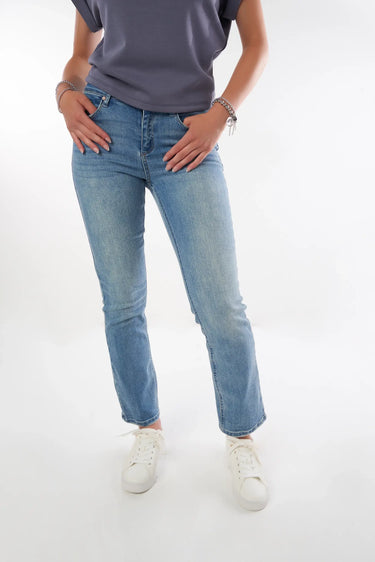 Magasinez le jean à jambe droit de la nouvelle collection de la Boutique Colori - Shop the straight-leg jeans from new collection from Boutique Colori