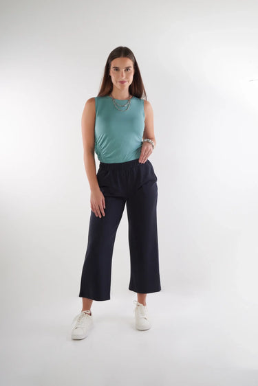 Magasinez le pantalon capri à taille élastique de la nouvelle collection de la Boutique Colori  - Shop the elastic waist capri pants from new collection from Boutique Colori