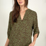 Magasinez la blouse à imprimé animal de Colori - Shop the animal print blouse from Colori