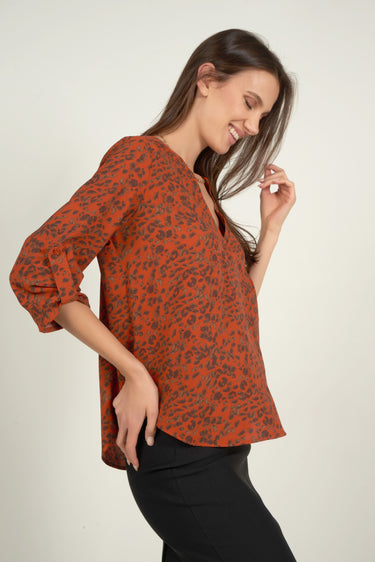 Magasinez la blouse à imprimé animal de Colori - Shop the animal print blouse from Colori