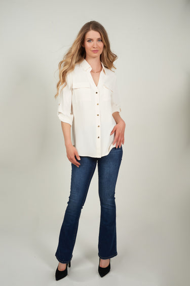 Magasinez la blouse col en V et manches trois-quarts de Colori - Shop the V-neck and three-quarter sleeves blouse from Colori