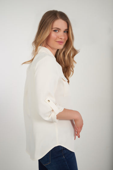 Magasinez la blouse col en V et manches trois-quarts de Colori - Shop the V-neck and three-quarter sleeves blouse from Colori