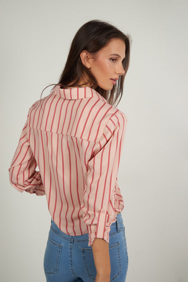 Magasinez la blouse courte rayée de Colori - Shop the short striped blouse from Colori