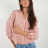 Magasinez la blouse courte rayée de Colori - Shop the short striped blouse from Colori