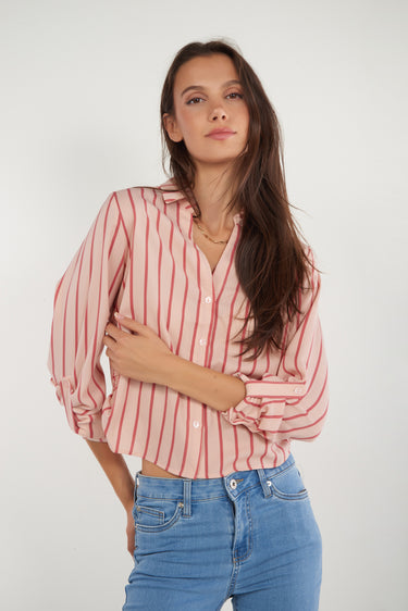 Magasinez la blouse courte rayée de Colori - Shop the short striped blouse from Colori