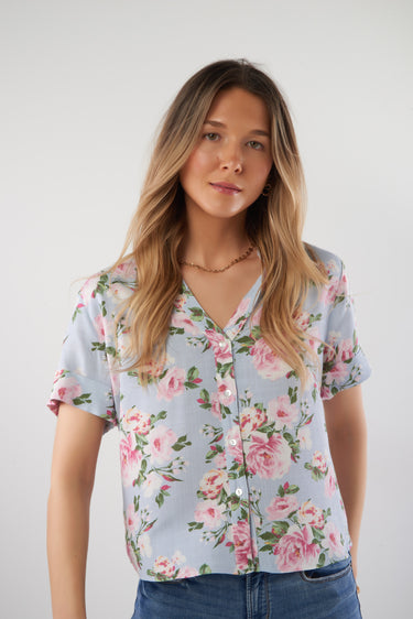 Magasinez la blouse fleurie à manches courtes de Colori - Shop the floral short sleeves blouse from Colori