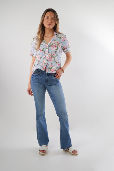 Magasinez la blouse fleurie à manches courtes de Colori - Shop the floral short sleeves blouse from Colori