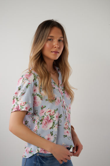 Magasinez la blouse fleurie à manches courtes de Colori - Shop the floral short sleeves blouse from Colori