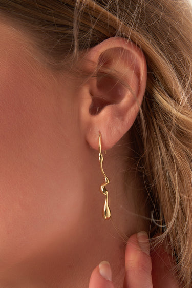 Magasinez les boucles d'oreilles dorées design fluide de Colori - Shop flowing gold design earrings from Colori