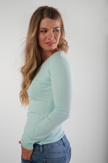 Magasinez le chandail à col en V de Colori - Shop the V-neck top from Colori