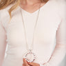 Magasinez le collier long à pendentif en anneau de Colori - Shop the long necklace with ring pendant from Colori