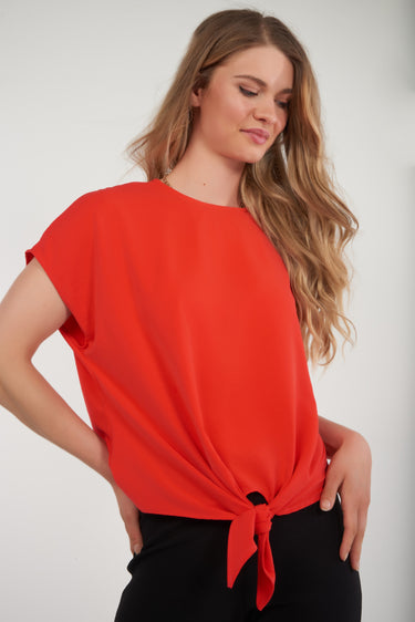 Magasinez le haut à nouer à l'avant de Colori - Shop the tie-front top from Colori