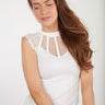 Magasinez le haut avec dentelle sans manches de Colori - Shop the lace detail sleeveless top from Colori