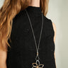 Magasinez le long collier à pendentif fleur de Colori - Shop the long necklace with flower pendant from Colori
