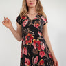 Magasinez la robe cache-coeur avec imprimé fleuri de Colori - Shop the floral print wrap dress from Colori