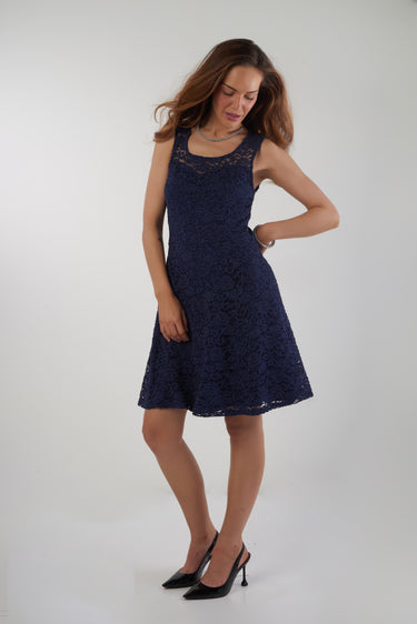 Magasinez la robe évasée en dentelle fleurie de Colori - Shop the flared lace floral dress from Colori