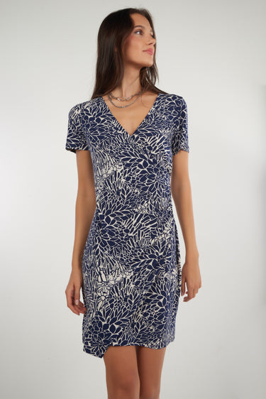 Magasinez la robe imprimée à manches courtes de Colori - Shop the short-sleeve printed dress from Colori