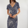 Magasinez la robe imprimée à manches courtes de Colori - Shop the short-sleeve printed dress from Colori
