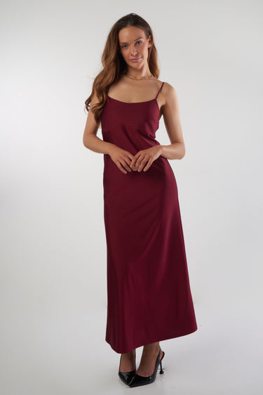Magasinez la robe maxi brillante de Colori - Shop the shiny maxi dress from Colori