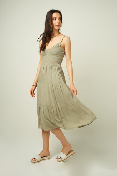 Magasinez la robe midi smockée de Colori - Shop the smocked midi dress from Colori