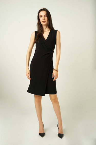 Magasinez la robe portefeuille sans manches de Colori - Shop the sleeveless wrap dress from Colori