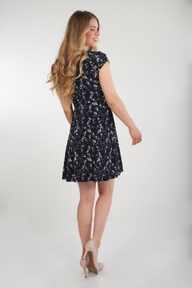 Magasinez la robe cache-coeur avec imprimé fleuri de Colori - Shop the floral print wrap dress from Colori
